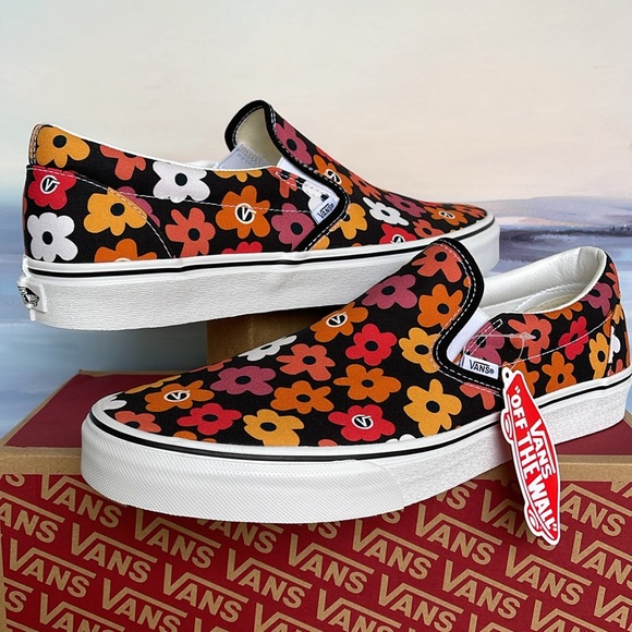 Vans Men’s Classic Slip-On
Flower Print Black/Multi
VN0A3UT7BML
Sneakers - Picture 10 of 16